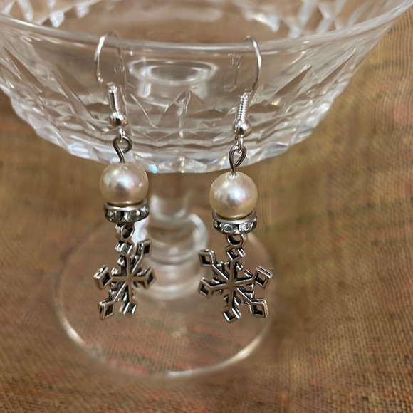 2/25 Handmade Snowflake Earrings Upcycled Real Pearls & Sterling Silver Hooks - Picture 1 of 2